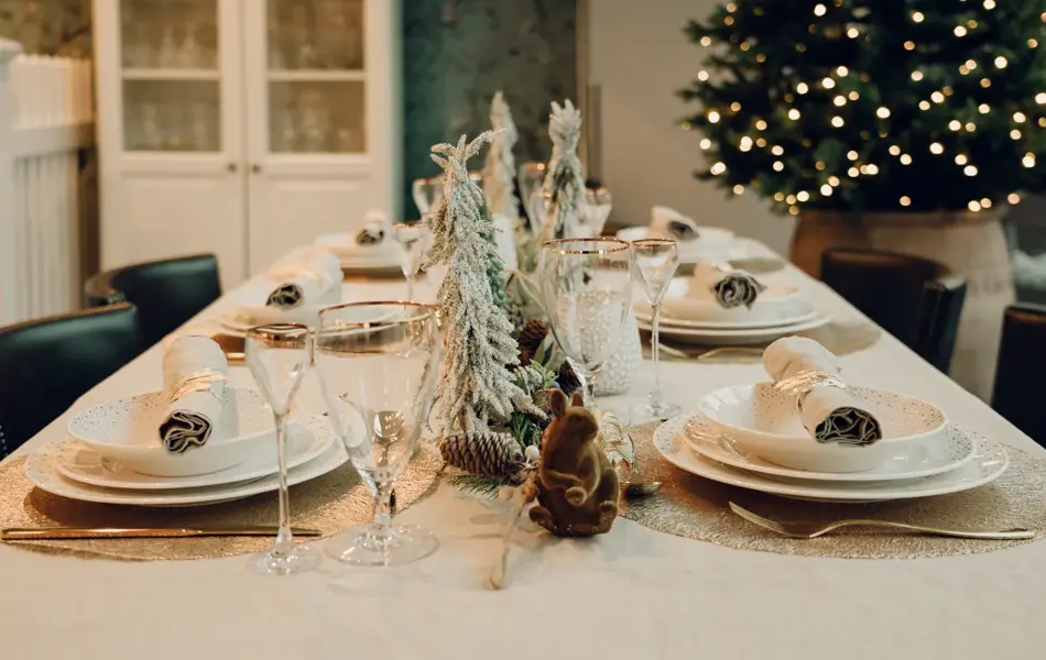 pent pyntet julebord med diverse bordpynt og servise