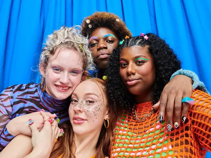 Gruppeportrett av fasjonable venner.