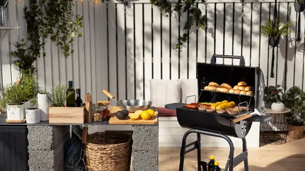 Utstilling av grill og tilbehør til uteplassen