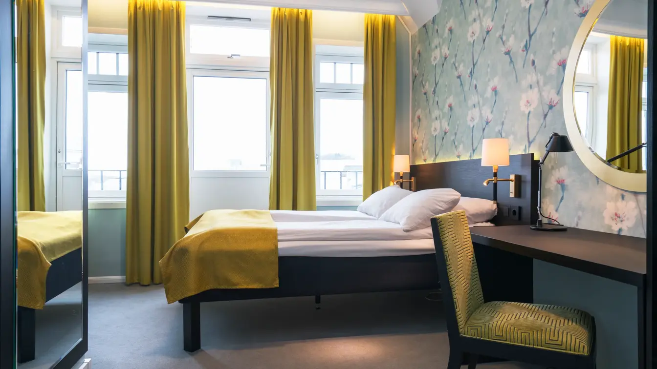 Seng og skrivebord  i standard queen rom på Thon Hotel Nidaros