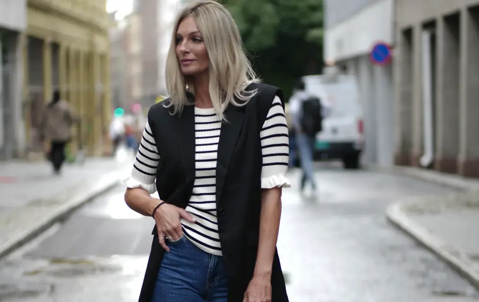 Bilde av kvinne i sorte og hvite klær.