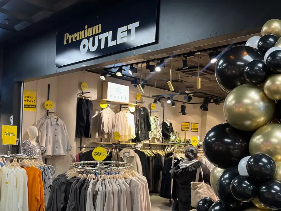 Bilde av utsiden til klesbutikken Premium Outlet.