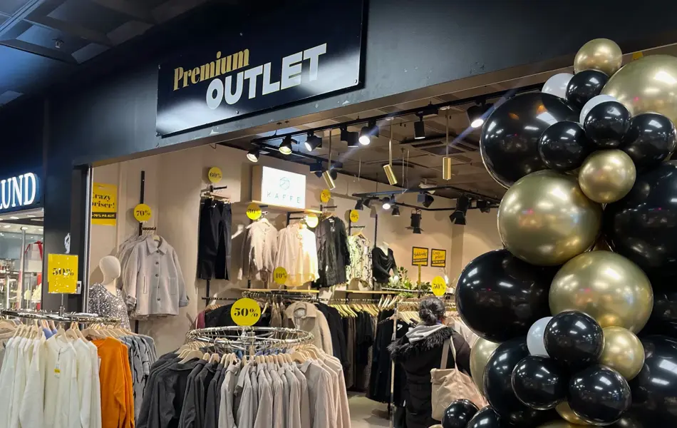 Bilde av utsiden til klesbutikken Premium Outlet.