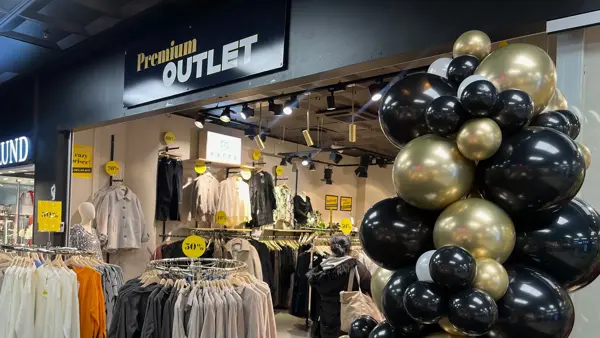 Bilde av utsiden til klesbutikken Premium Outlet.