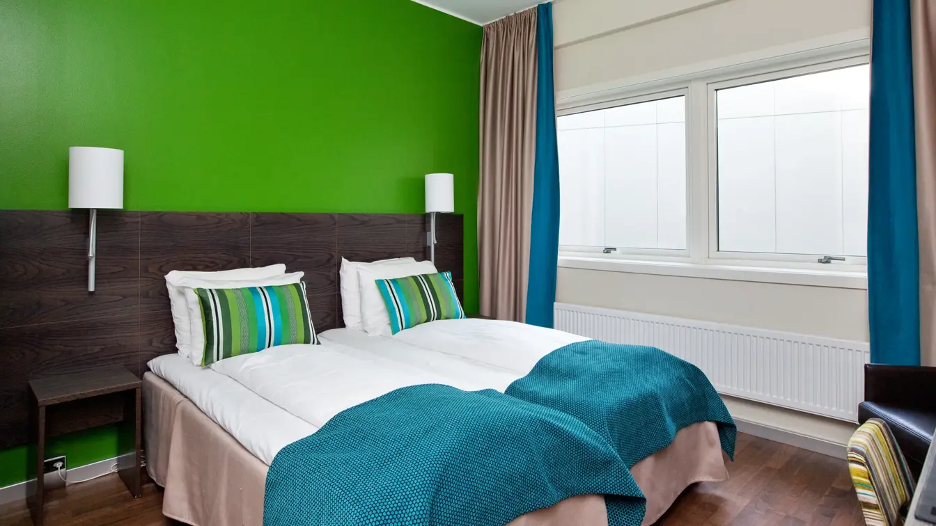Stor seng på soverommet til standard dobbeltrom på Thon Hotel Halden