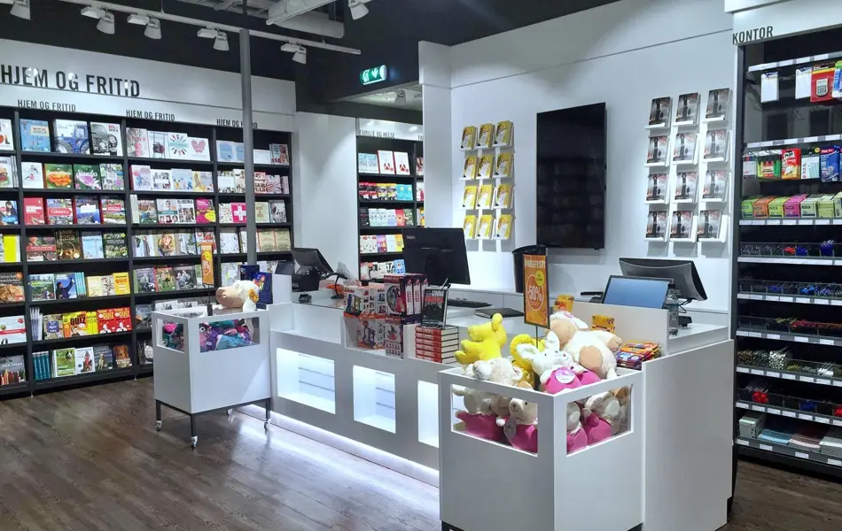 Inngangspartiet til Ark bokhandel med bøker, hyller og en betalingskasse