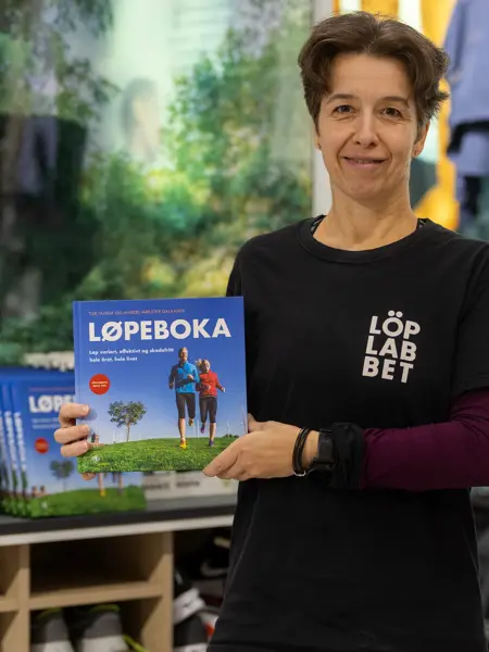 Dame viser frem løpebok