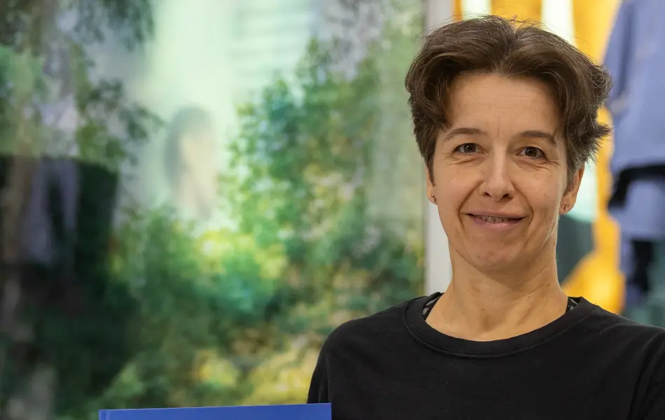 Dame viser frem løpebok