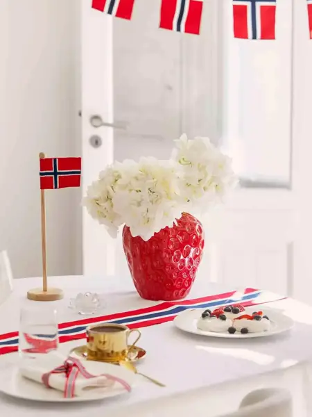 Tildekket bord til 17. mai