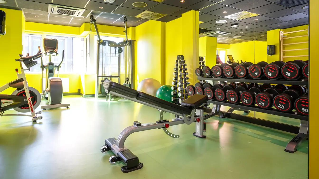 Vekter i gult, fargerikt treningsrom på Thon Hotel Gyldenløve i Oslo