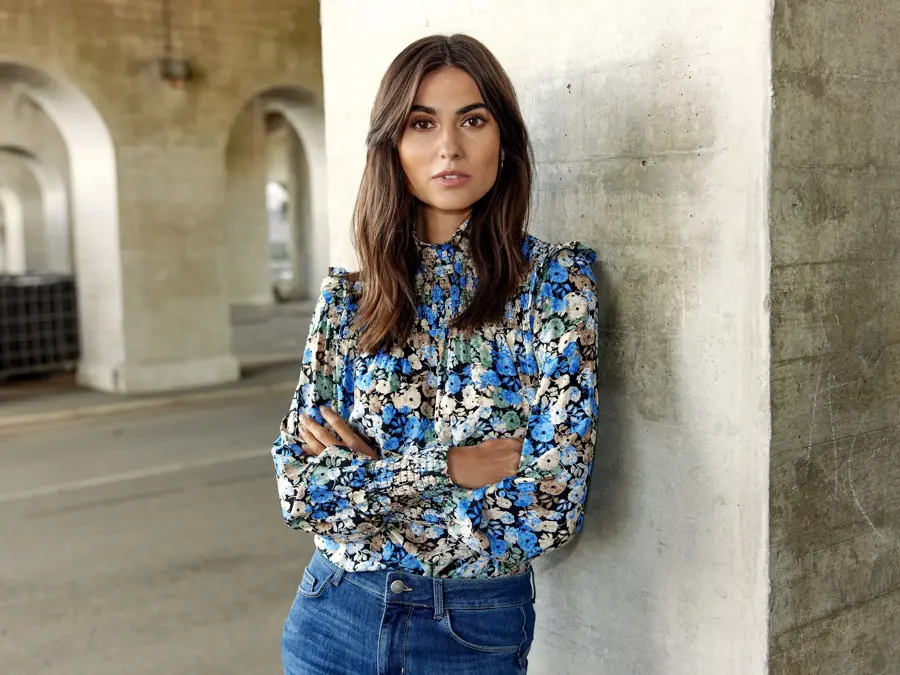 Ung dame i mønstret bluse