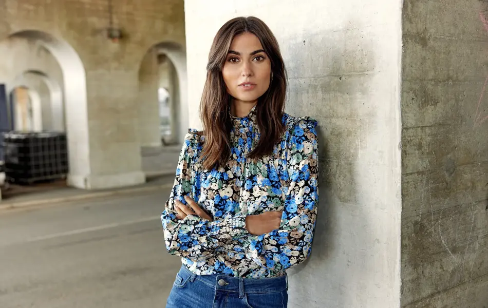 Ung dame i mønstret bluse