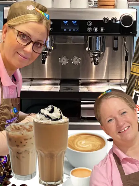 2 damer omringet av kaffe