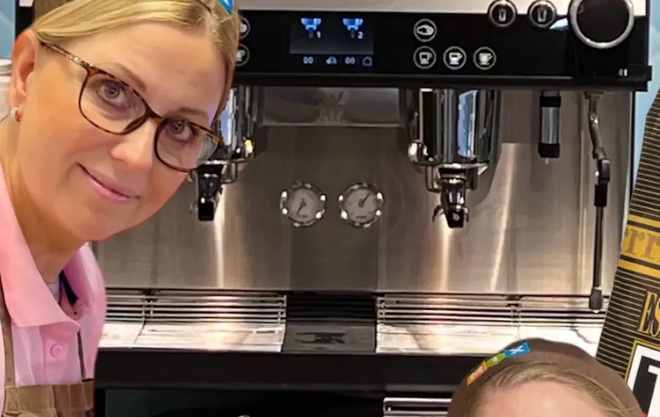 2 damer omringet av kaffe