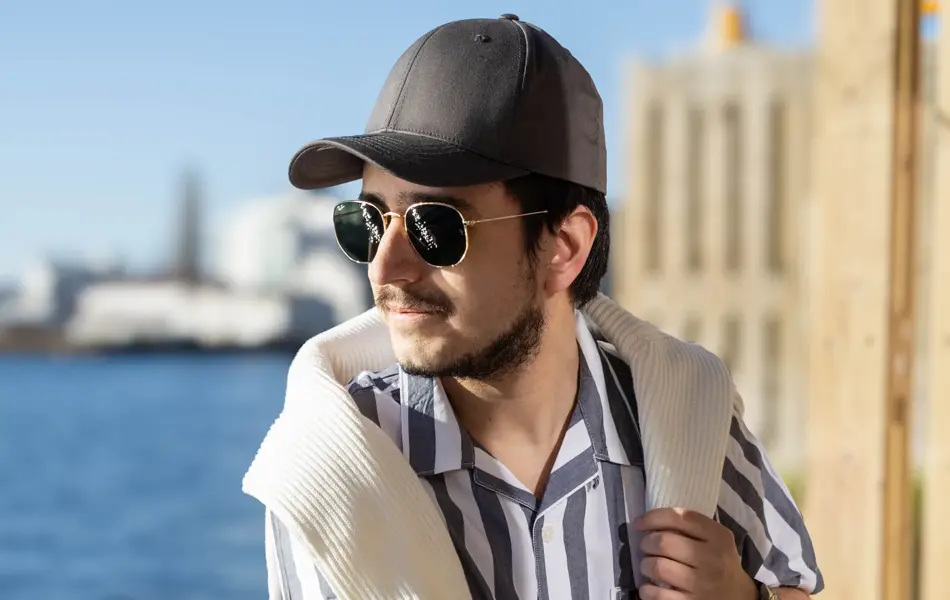 Mann som sitter ved vannkanten