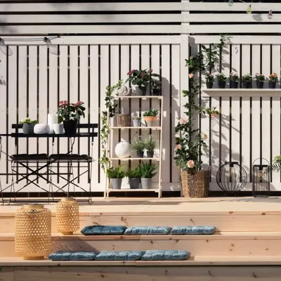 Utstilling av møbler, hyller og tilbehør til uteplassen