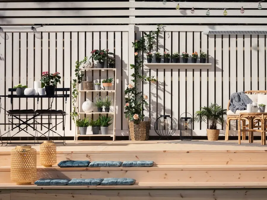 Utstilling av møbler, hyller og tilbehør til uteplassen