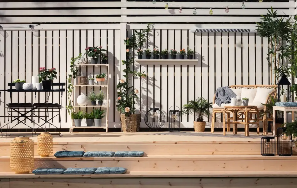 Utstilling av møbler, hyller og tilbehør til uteplassen