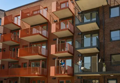 Naboer prater på balkongene