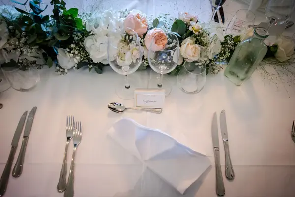 Bestikk og glass i fugleperspektiv på ferdig dekket bord. Foto til artikkel om stylistens tips til bryllupsbordet.