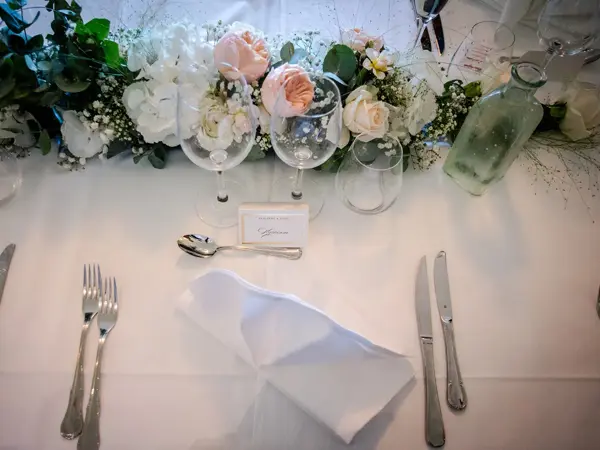 Bestikk og glass i fugleperspektiv på ferdig dekket bord. Foto til artikkel om stylistens tips til bryllupsbordet.