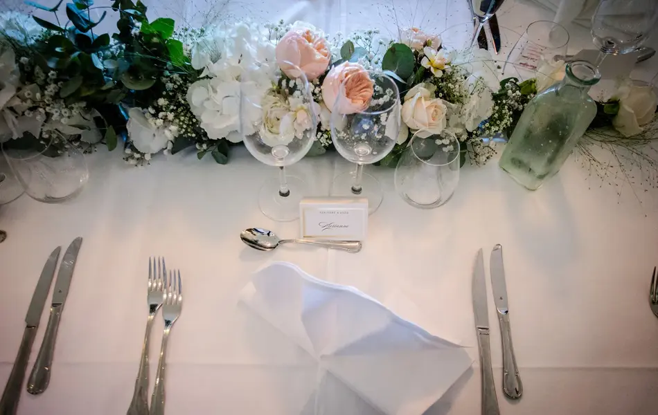 Bestikk og glass i fugleperspektiv på ferdig dekket bord. Foto til artikkel om stylistens tips til bryllupsbordet.