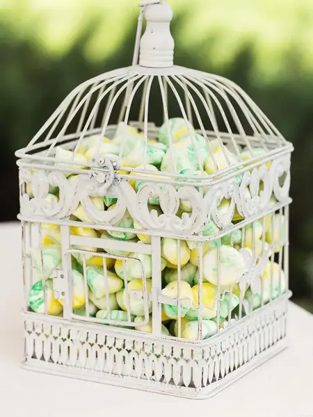 Hvitt bur med gult og grønt godteri