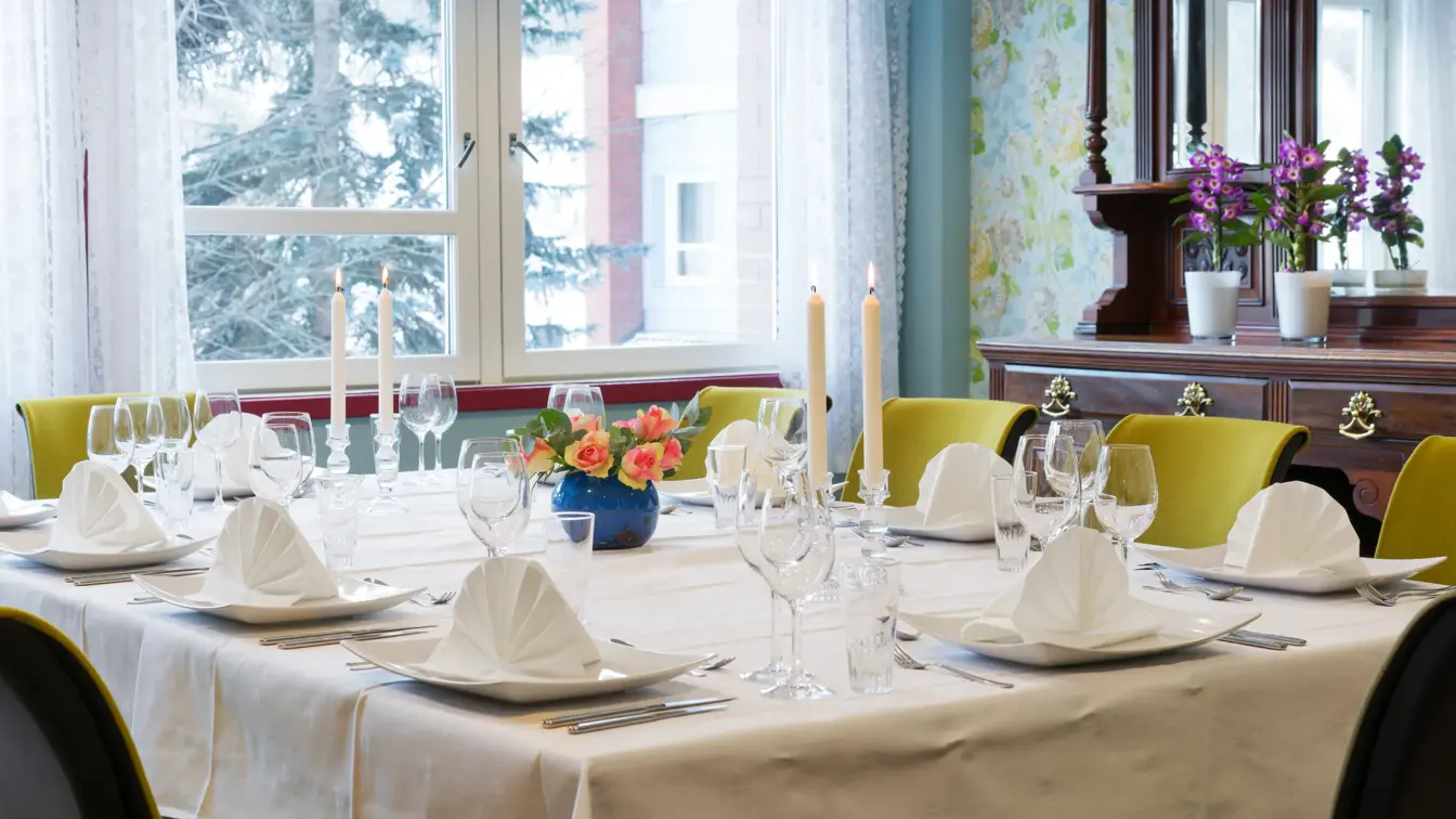 Dekket bord i restaurant på Thon Hotel Hallingdal i Ål. 