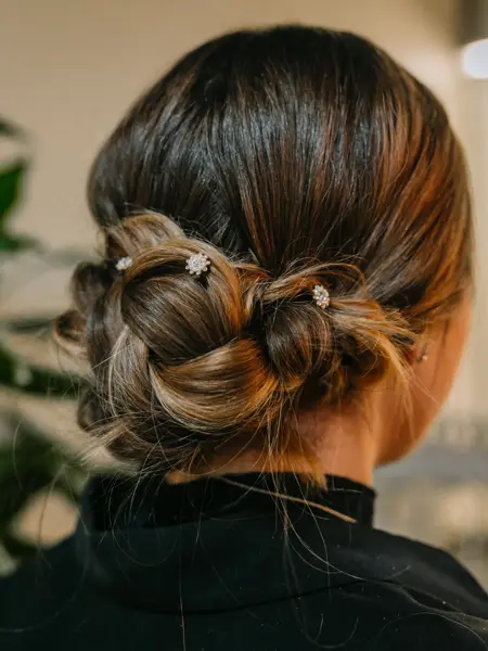 Dame med hår stylet og spenner i håret