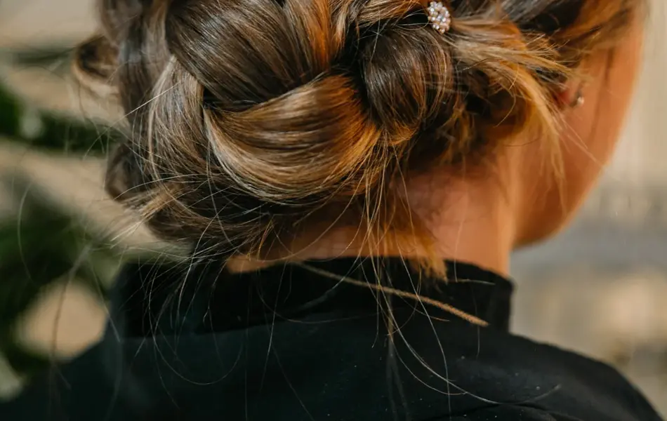 Dame med hår stylet og spenner i håret