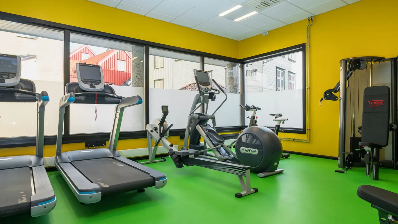 Dobbeltseng med god gulvplass og sitteplass på Thon Hotel Arendal i Arendal sentrum