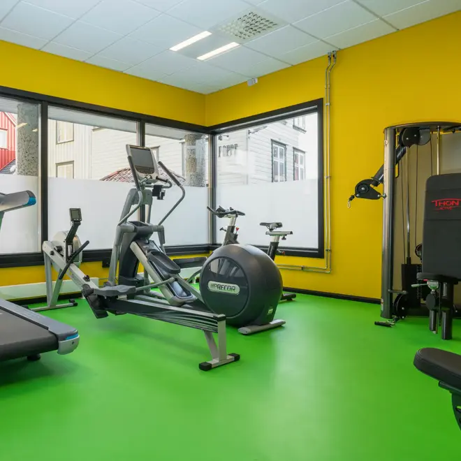 Dobbeltseng med god gulvplass og sitteplass på Thon Hotel Arendal i Arendal sentrum