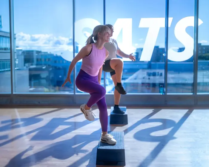 to personer på step, i treningssal, Sats Storo