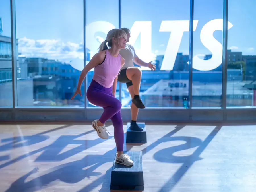 to personer på step, i treningssal, Sats Storo