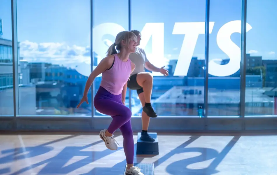 to personer på step, i treningssal, Sats Storo