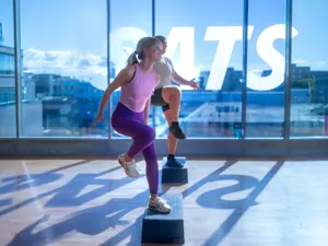 to personer på step, i treningssal, Sats Storo