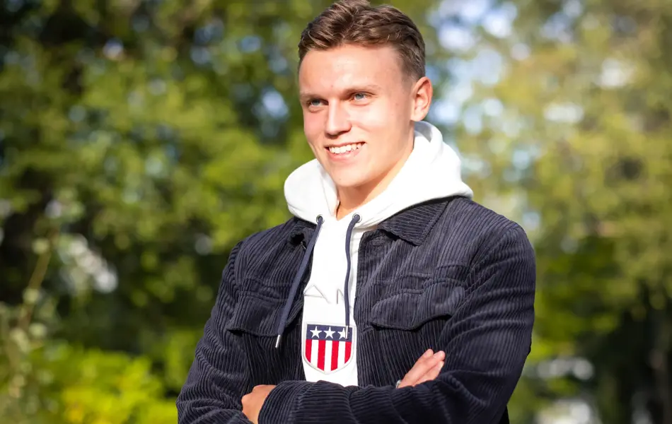 Herre i hettegenser og jakke