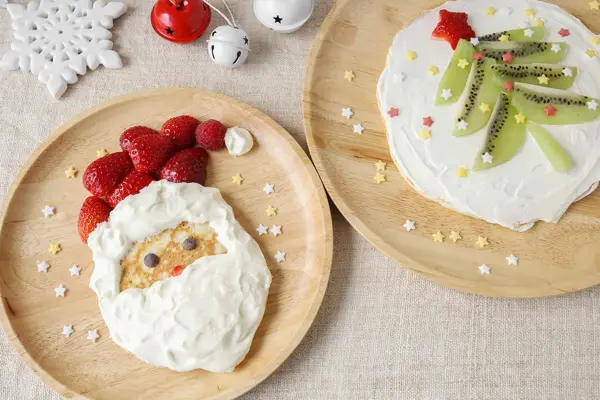 Pannekaker formet som en julenisse og juletre