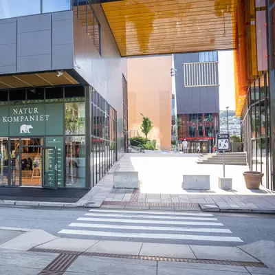 Inngangen til Naturkompaniet fra bussterminalen