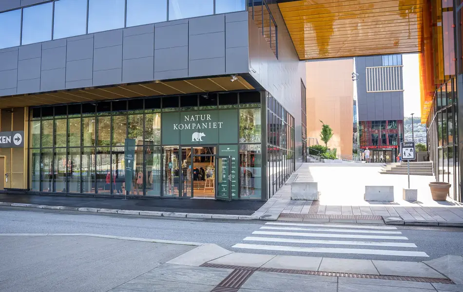 Inngangen til Naturkompaniet fra bussterminalen