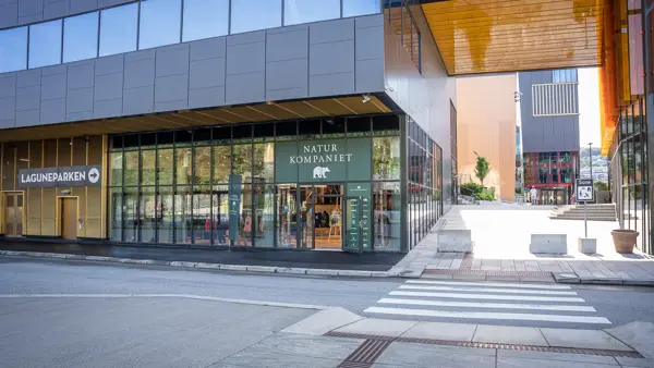 Inngangen til Naturkompaniet fra bussterminalen