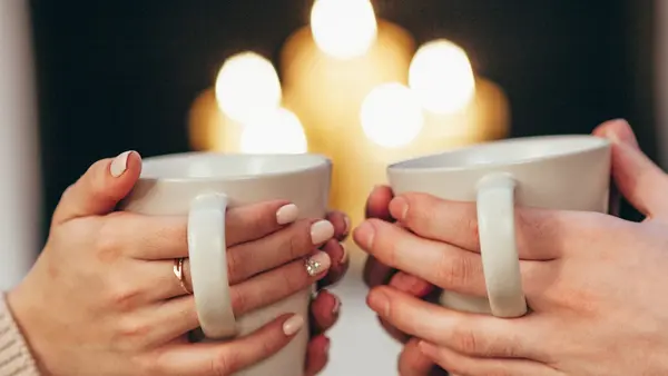 Utsnitt av hender som holder kopper