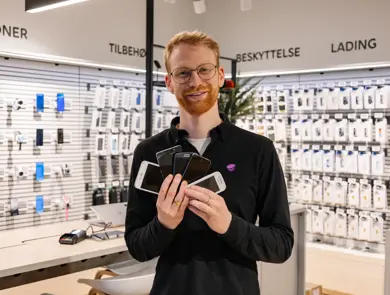 mann holder brukte mobiler i telia butikken