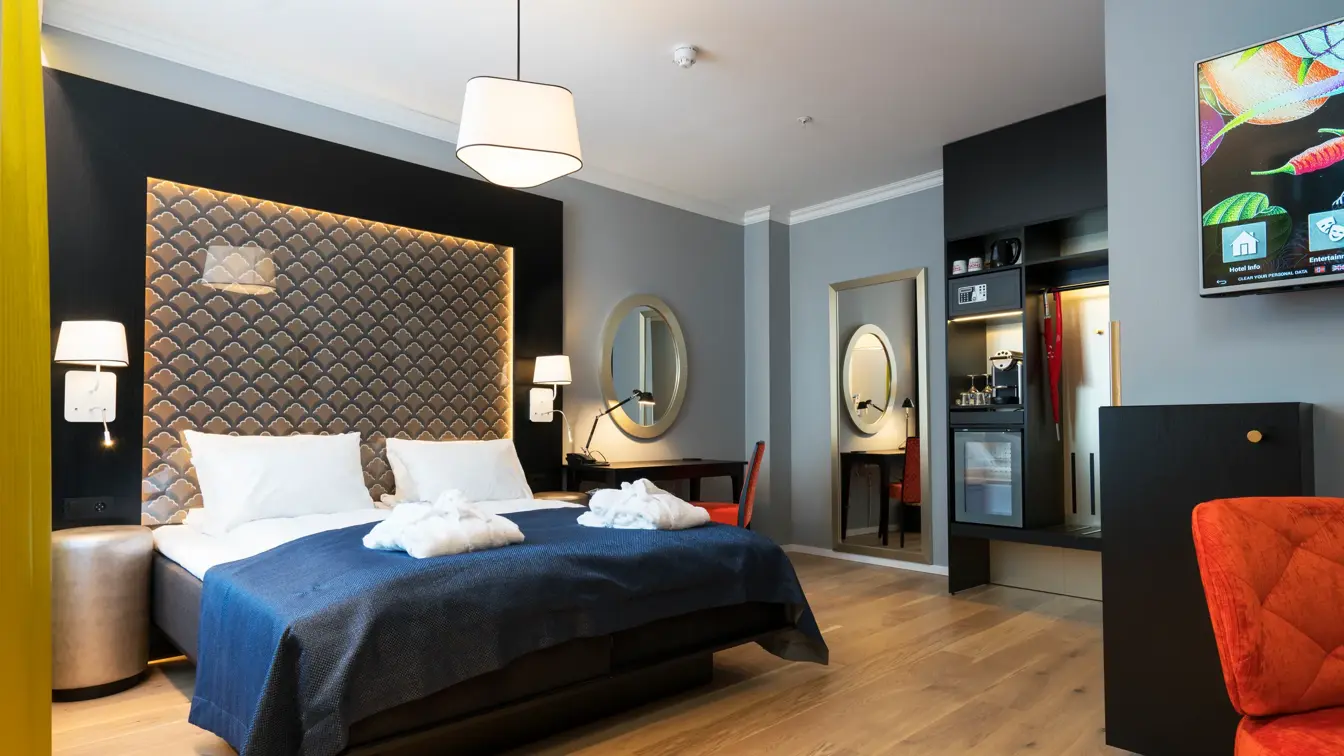 Dobbeltseng og skrivepult med speil på buisness room på Thon Hotel Spectrum i Oslo sentrum