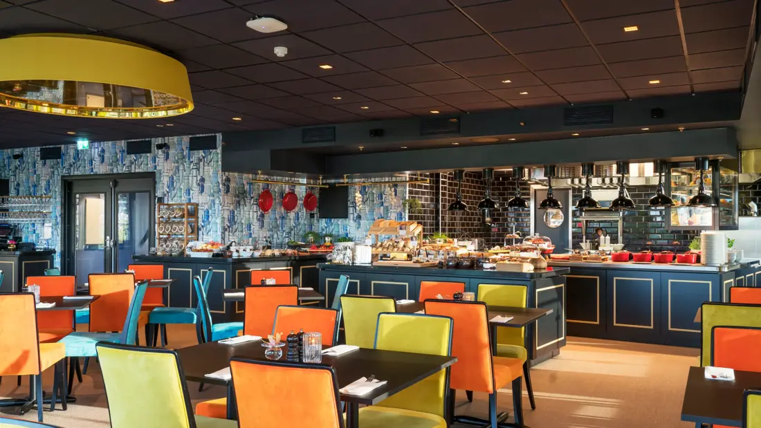 Frokostsal med fargerike stoler på Thon Hotel Arendal i Arendal sentrum