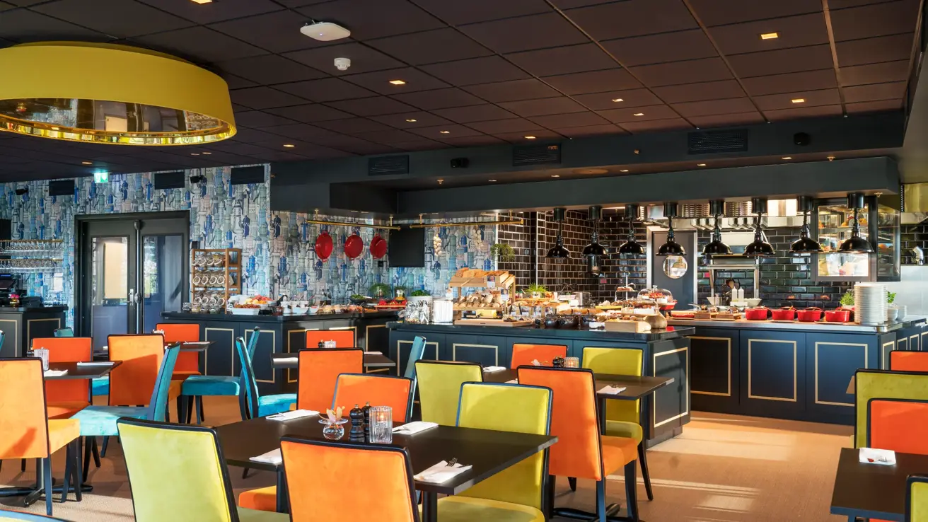Frokostsal med fargerike stoler på Thon Hotel Arendal i Arendal sentrum