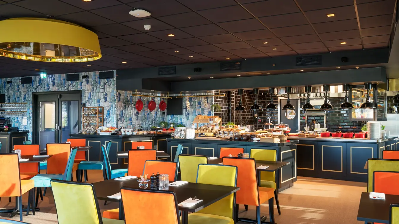 Frokostsal med fargerike stoler på Thon Hotel Arendal i Arendal sentrum