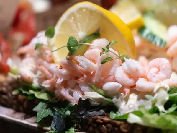 Rekesmørbrød med sitronskive