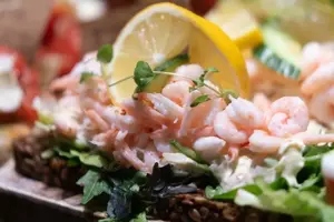 Rekesmørbrød med sitronskive