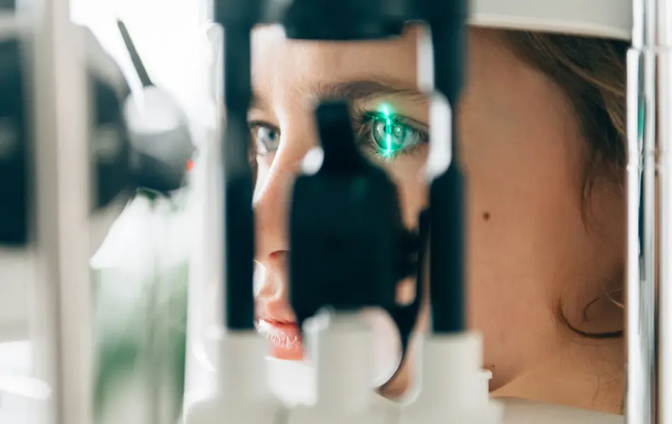 et barn som får øyet sitt sjekket av maskin hos øye klinikk